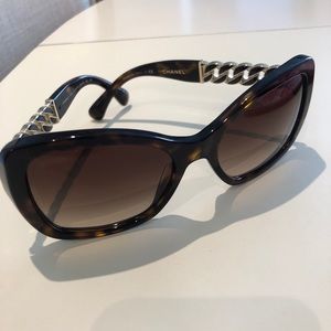 New Chanel chain side tortoise square sunglasses